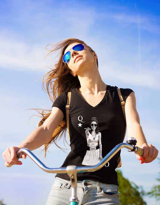 Le t-shirt col V plongeant Reine des starlettes